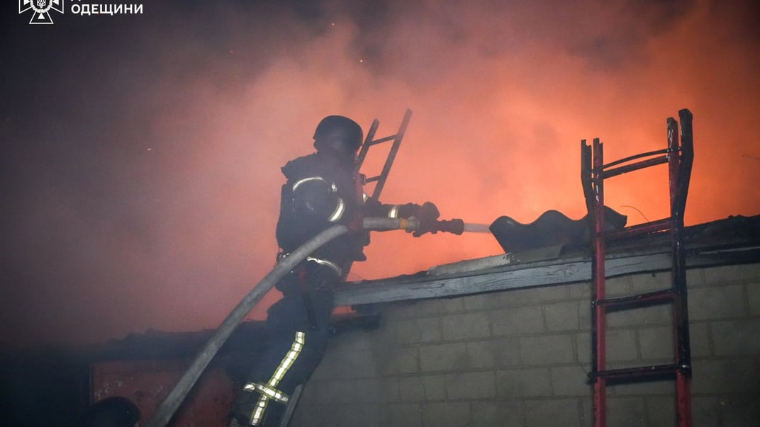 Спасатель тушит пожар в результате российского удара по Одесской области