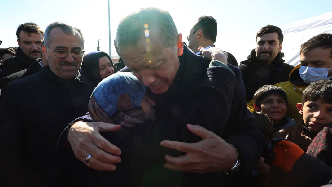 Президент Туреччини Реджеп Ердоган обіймає людину, яка вижила під час землетрусу в Кахраманмараші, що на півдні Туреччини, 8 лютого 2023 року
