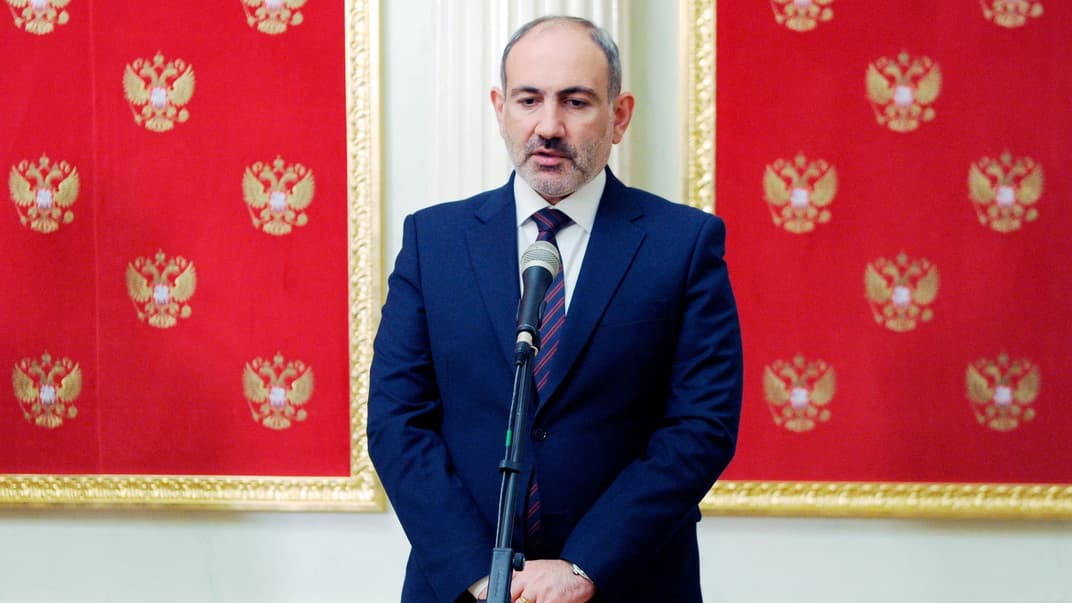 Премьер-министр Армении Никол Пашинян беседует с журналистами, 11 января 2021 года