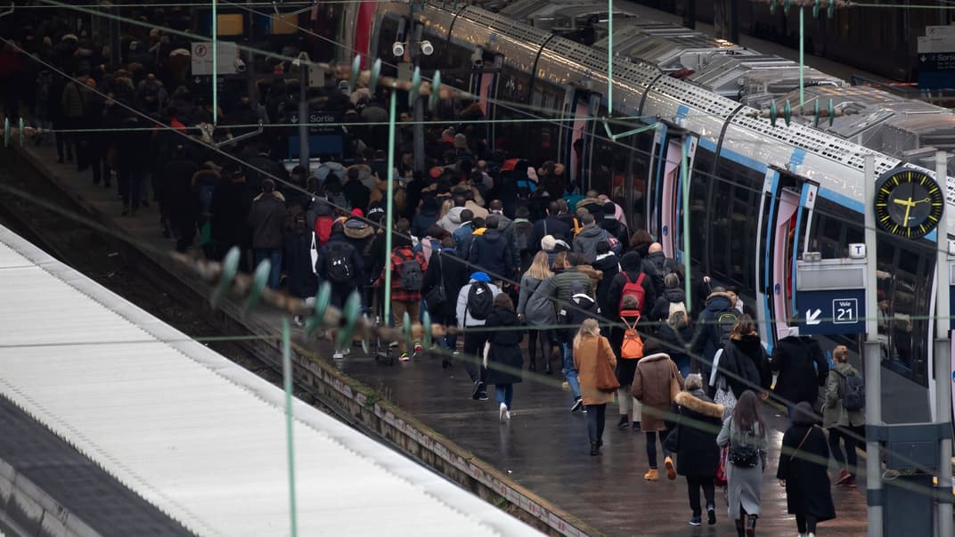 Большое количество пассажиров сходят с поезда на железнодорожной станции Gare Saint Lazare в Париже, 6 декабря 2019 года