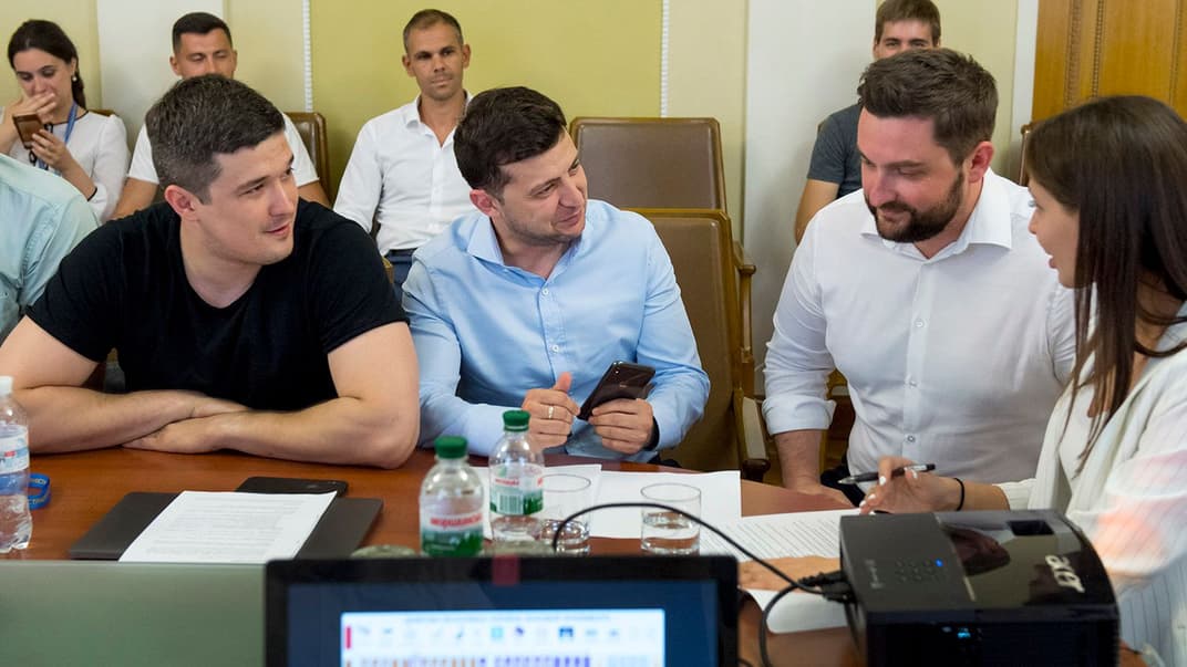 Президент України Володимир Зеленський (в центрі) та керівник диджитал-команди Михайло Федоров (ліворуч) на обговоренні концепції «Держава у смартфоні», Київ, 13 червня 2019 року