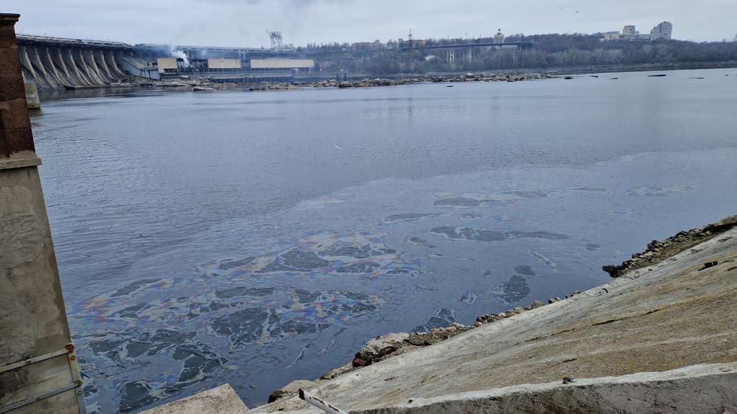 В результате удара по ДнепроГЭС в реку Днепр вытекли нефтепродукты