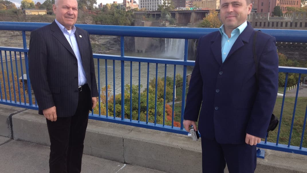 Новий ректор Острозької академії Едуард Балашов (праворуч) та колишній ректор Ігор Пасічник (ліворуч)