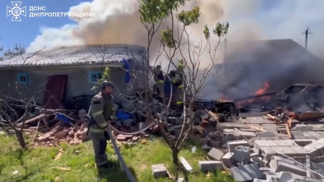 Рятувальники працюють на місці обстрілу у Нікополі, 4 травня 2024 року