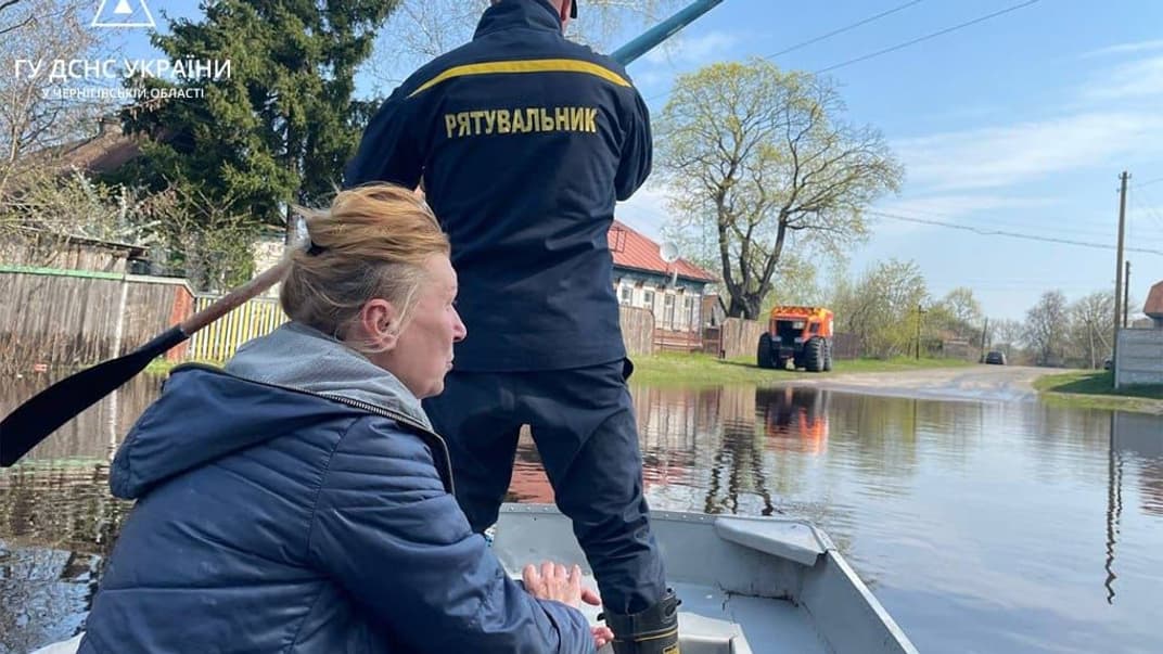 Подразделения ГСЧС Украины помогают жителям подтопленных населенных пунктов Черниговской области