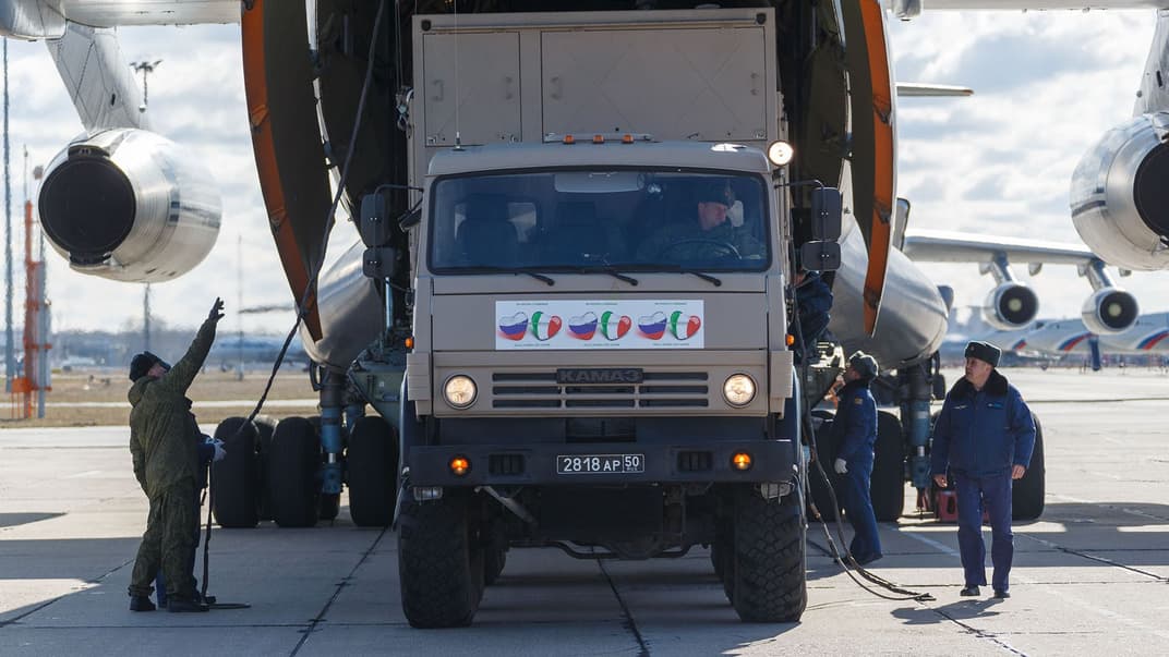 Російські літаки ІЛ-76 готуються до відльоту в Італію на військовому летовищі «Чкаловський» у Московській області, Росія, 22 березня 2020 року