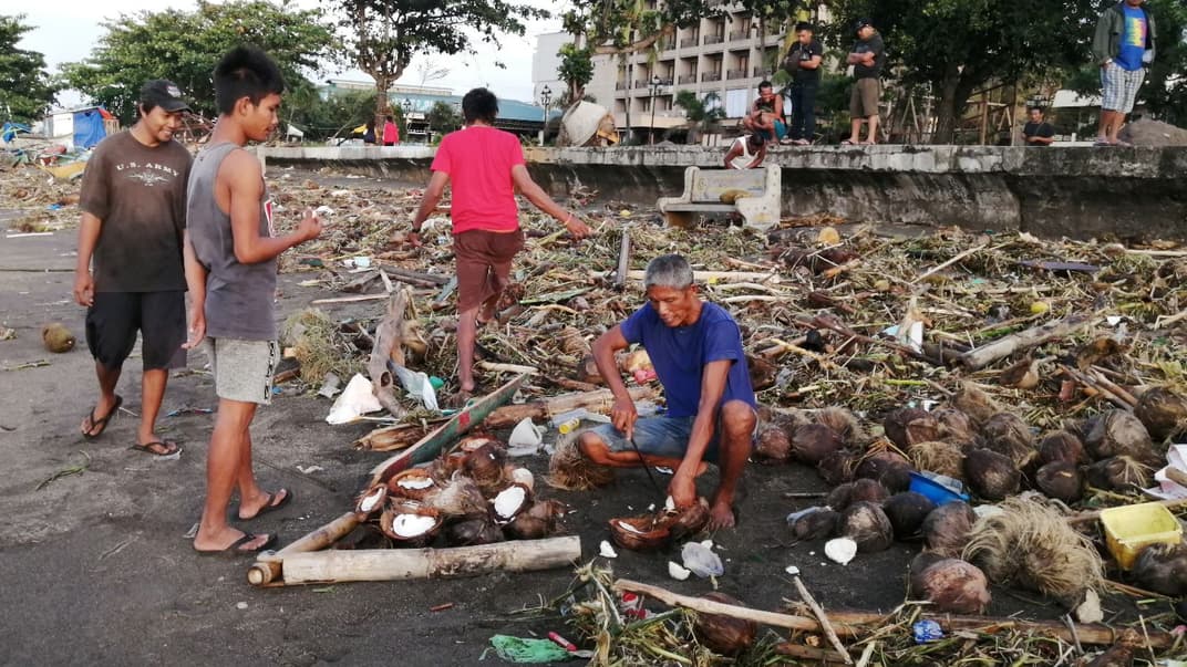 Люди прибирають сміття після тайфуну, Ормок, Філіппіни, 25 грудня 2019 року