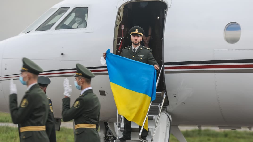 Віталій Марків виходить із літака, тримаючи в руках національний прапор, Київ, 4 листопада 2020 року