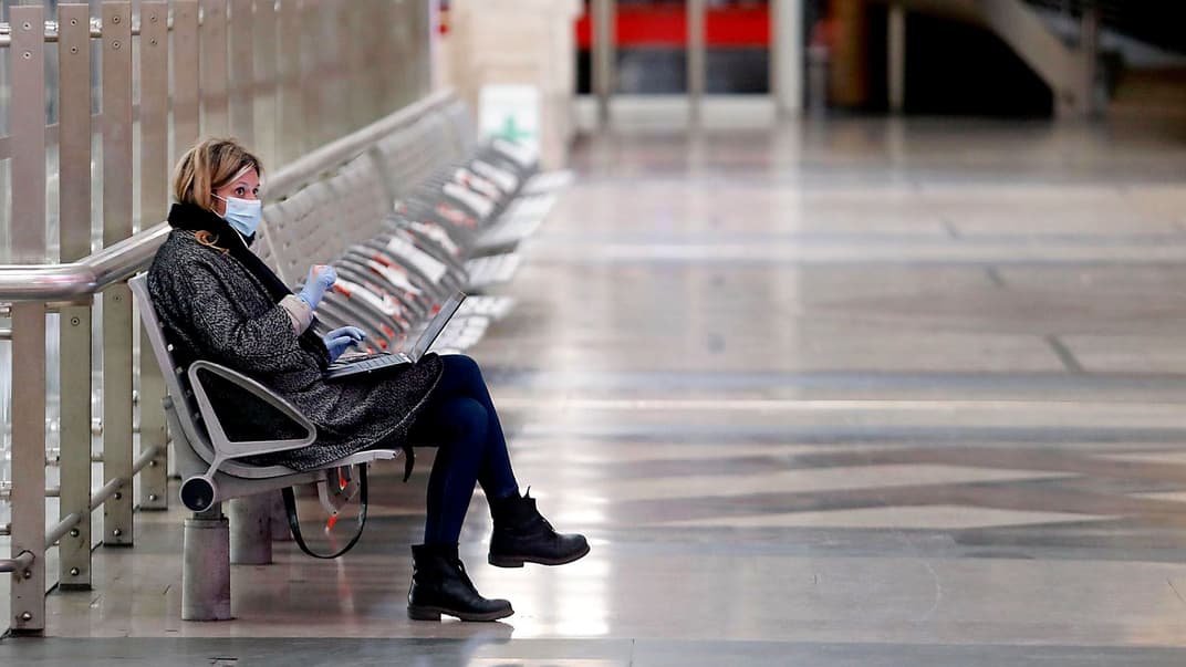 Сотні українців в Італії, які опинилися у скруті через епідемію, не встигли виїхати і зараз шукають шляхів повернутися в Україну (на фото — жінка у захисній масці для обличчя на центральному вокзалі Мілана, Італія, 25 березня 2020 року)