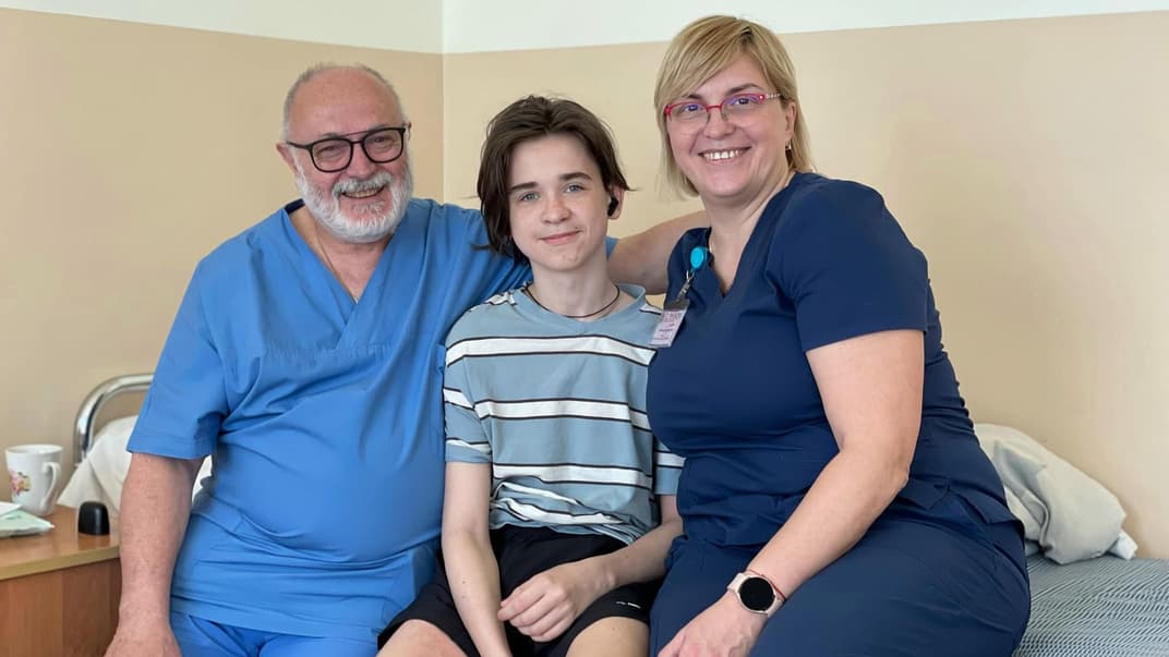 Итальянский хирург Роберто Брамбилла вместе с 15-летним Артёмом