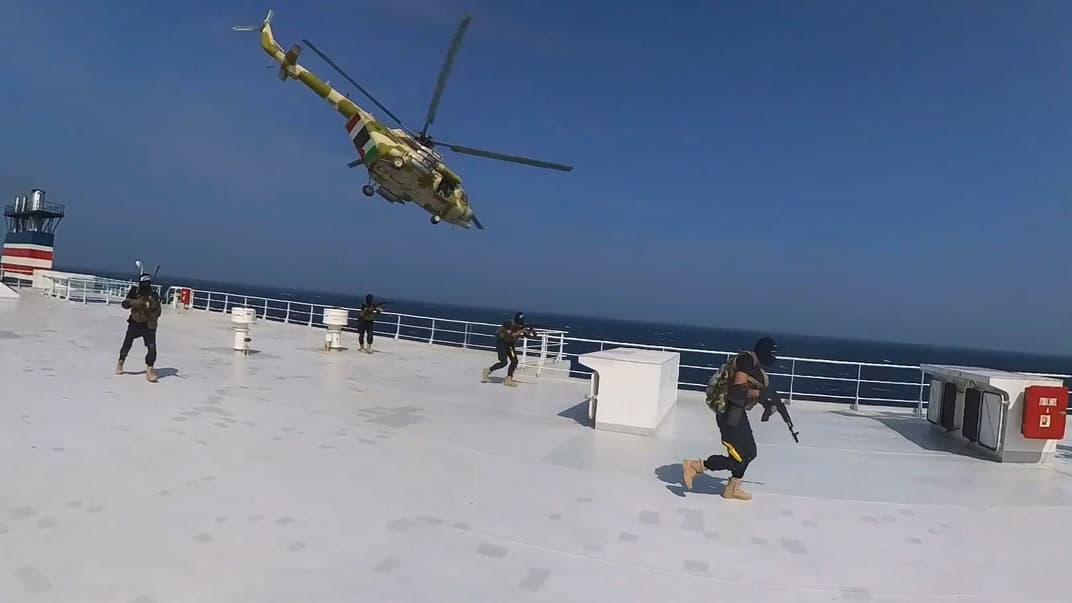 Ілюстративне фото. На цій фотографії, опублікованій медіацентром хуситів, видно, як хуситські бойовики сідають на борт вантажного судна Galaxy Leader, захопленого у Червоному морі біля узбережжя Ємену, 19 листопада 2023 року