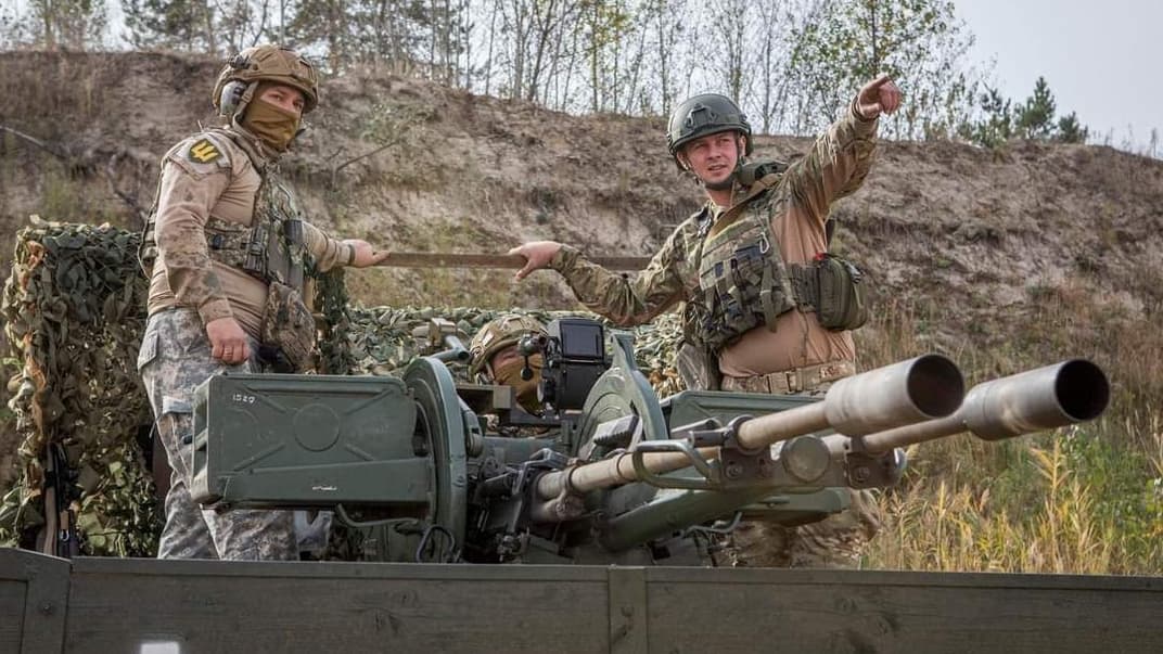 Украинские военные и техника на поле боя. Иллюстративное фото