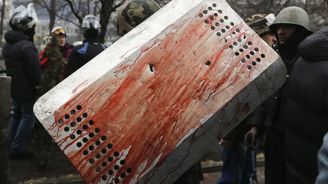 Окровавленный щит, на котором несли раненого протестующего с улицы Институтской в Киеве, 20 февраля 2014