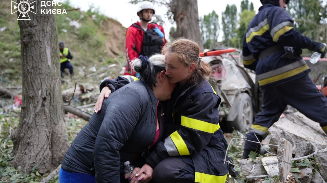 Психологиня ДСНС заспокоює жінку на місці російського удару, 31 липня 2025 року