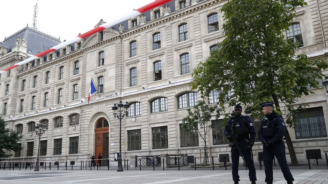 Четырех полицейских в Париже убил их коллега с недостатками слуха