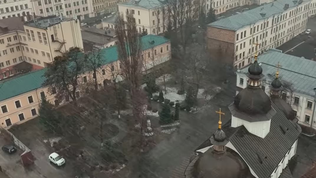 Вид на бывшие кельи Братского монастыря (здание с зеленой крышей слева), в которых проходит реставрация, март 2024 года