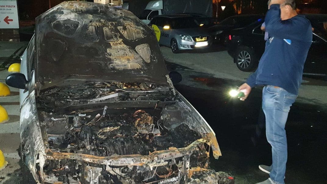 Згорілий автомобіль водія програми «Схеми: корупція в деталях»