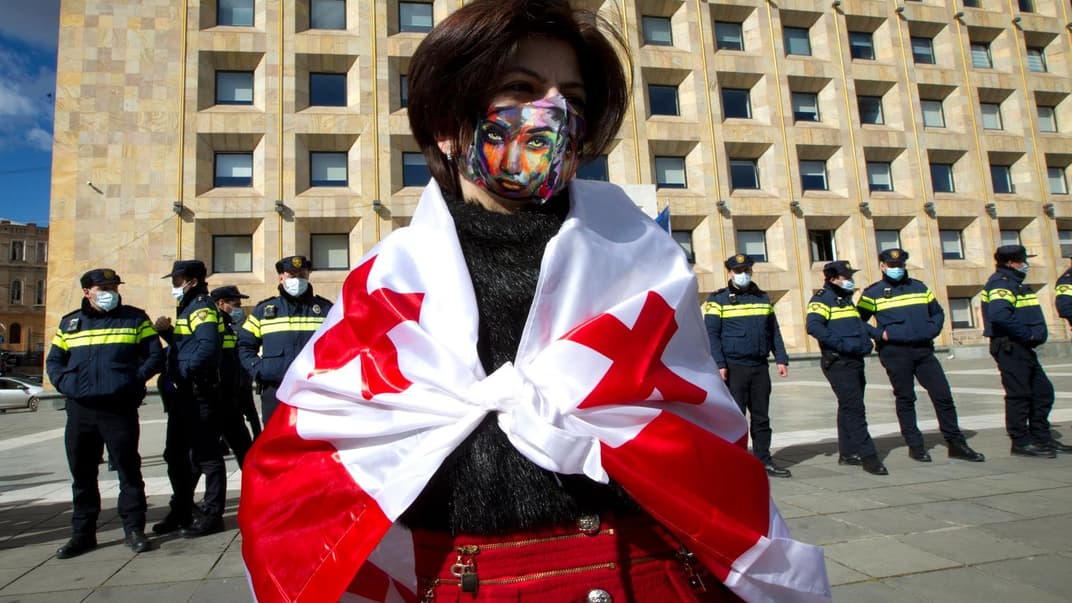 Прихильник грузинської опозиції бере участь у мітингу після затримання лідера партії «Єдиний національний рух» Ніки Мелії, Тбілісі, Грузія, 23 лютого 2021 року