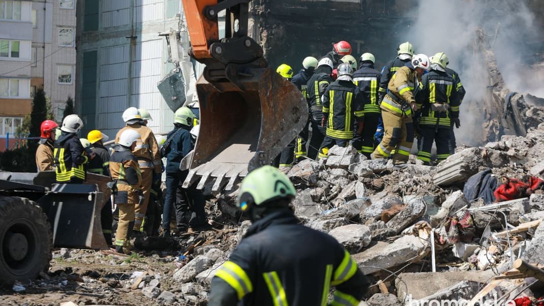 Спасатели разбирают завалы 9-этажки в Умани после ракетного удара, 28 апреля 2023 года