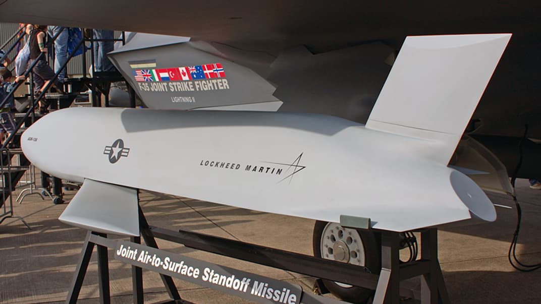 Иллюстративная фотография. Макет ракеты JASSM на выставке