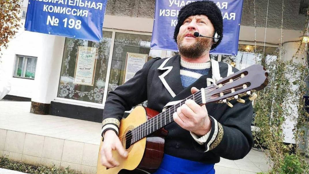 Чоловік розважає людей біля дільниці у Донецьку в день «виборів» ватажків самоназваних республік, 11 листопада 2018 року