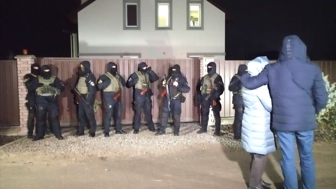 Родные и правоохранители возле дома Кухьменко, 13 декабря 2019 года