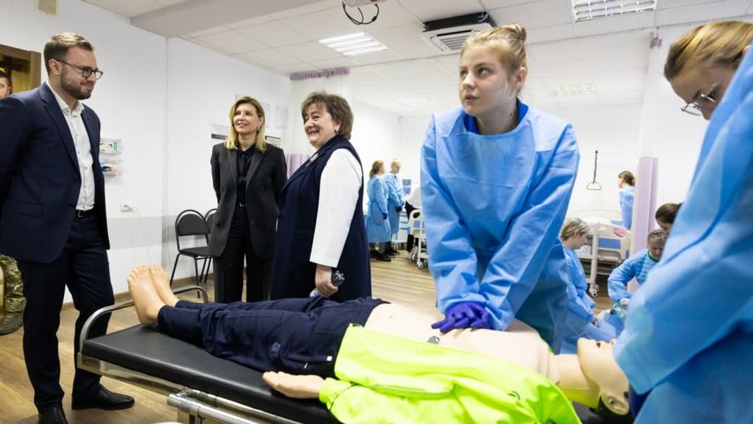 Олена Зеленська під час відвідин Львівського медичного фахового коледжу післядипломної освіти