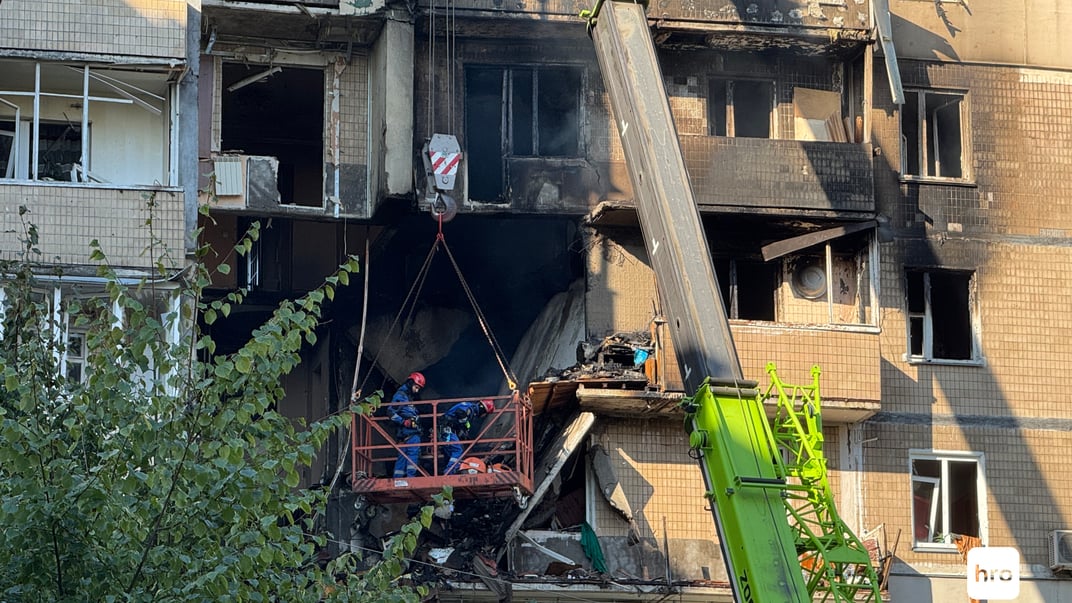 Рятувальники працюють біля постраждалого будинку в Києві, 7 вересня 2025 року