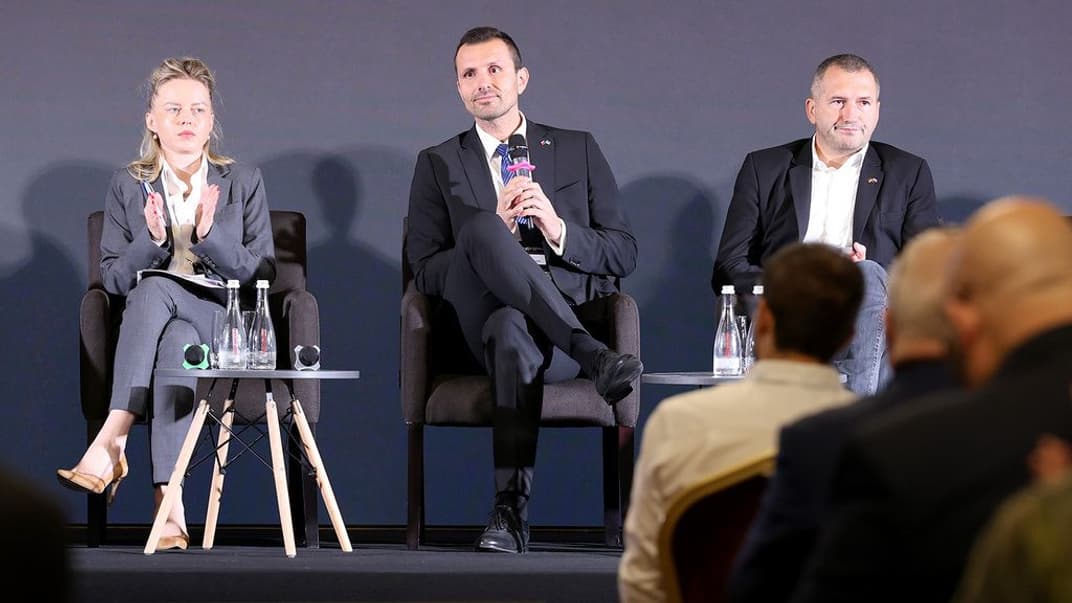 Министр обороны Чехии Даниэль Блажковец (в центре)