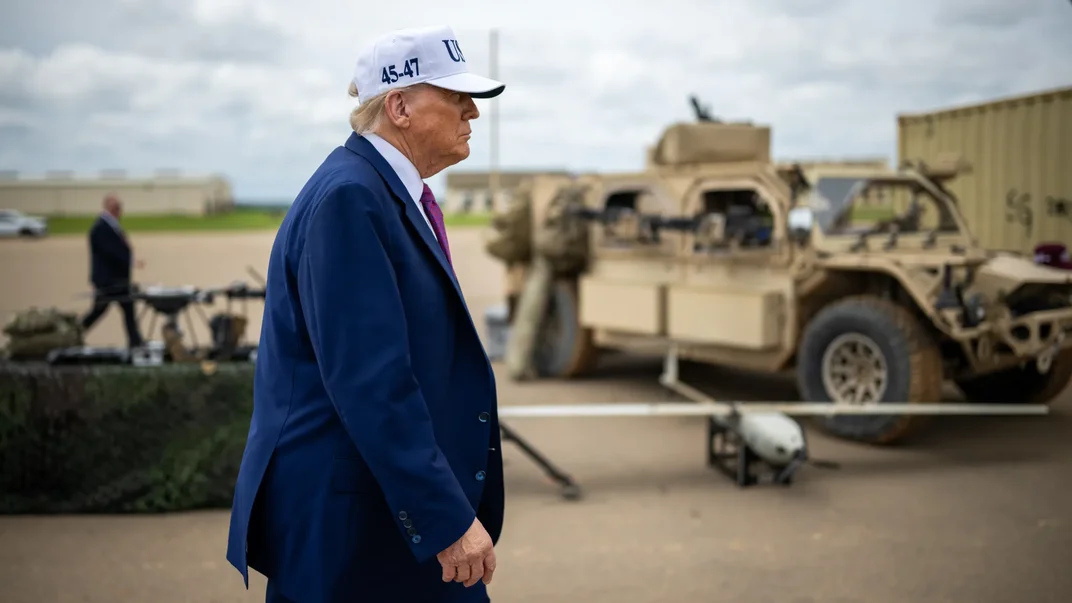 Дональд Трамп на тлі військової техніки та озброєння