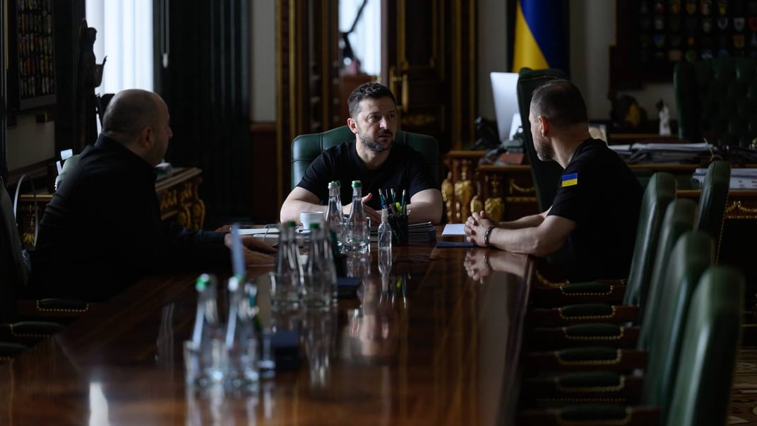 Президент України Володимир Зеленський під час розмови з Рустемом Умєровим та Ігорем Клименком Президент України Володимир Зеленський під час розмови з Рустемом Умєровим та Ігорем Клименком