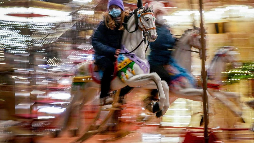 Дівчина катається на каруселі першого дня різдвяного ярмарку у Франкфурті, Німеччина, 22 листопада 2021 року