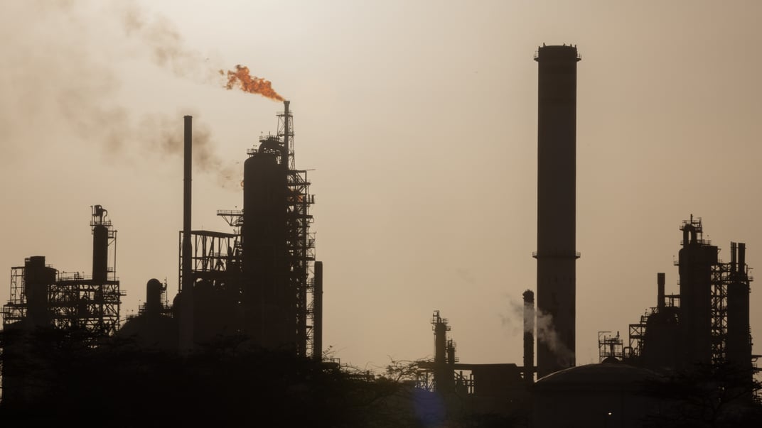 Нафтопереробний завод у Венесуелі