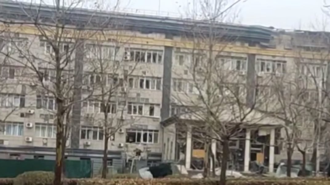 Поврежденное здание в Калининском районе Донецка