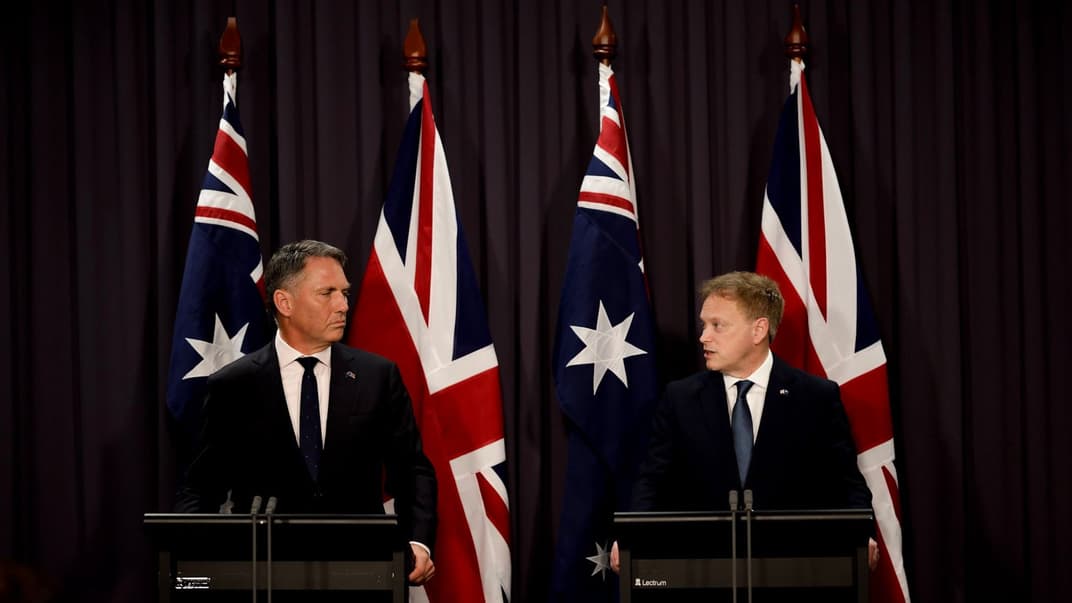 Министр обороны Австралии Ричард Марлз (слева) на совместной пресс-конференции с госсекретарем по вопросам обороны Великобритании Грантом Шаппсом, 20 марта 2024 года