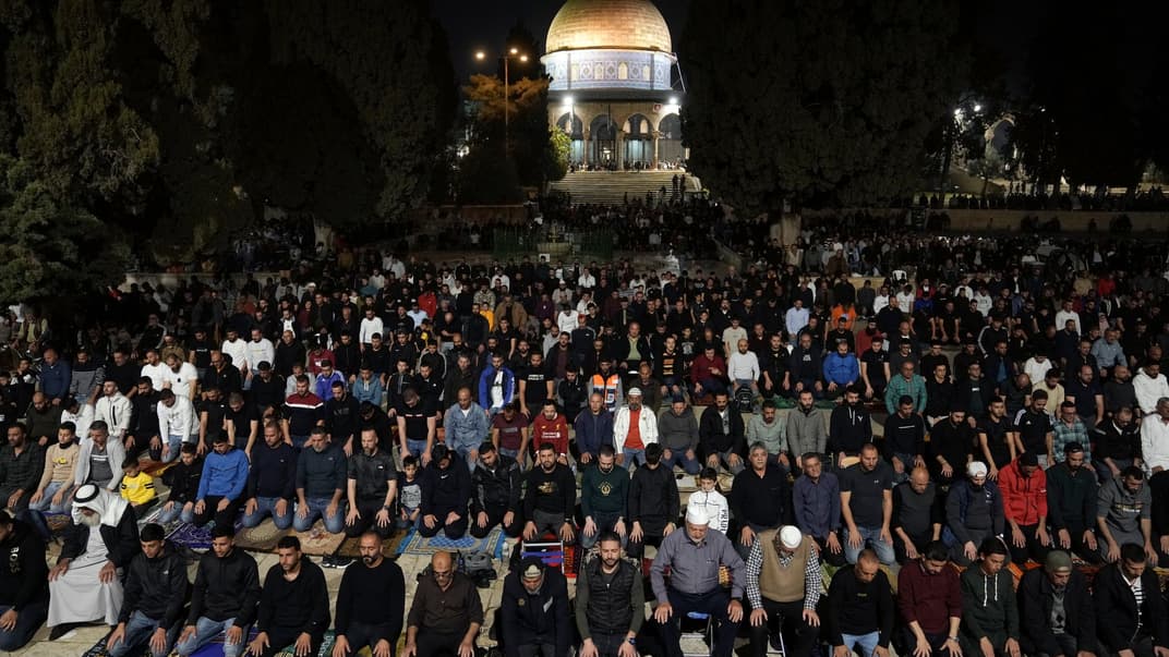 Палестинські мусульмани виконують вечірню молитву, відому як «Тараві», біля Куполу Скелі на території Храмової гори в Єрусалимі під час Рамадану, 8 квітня 2023 року
