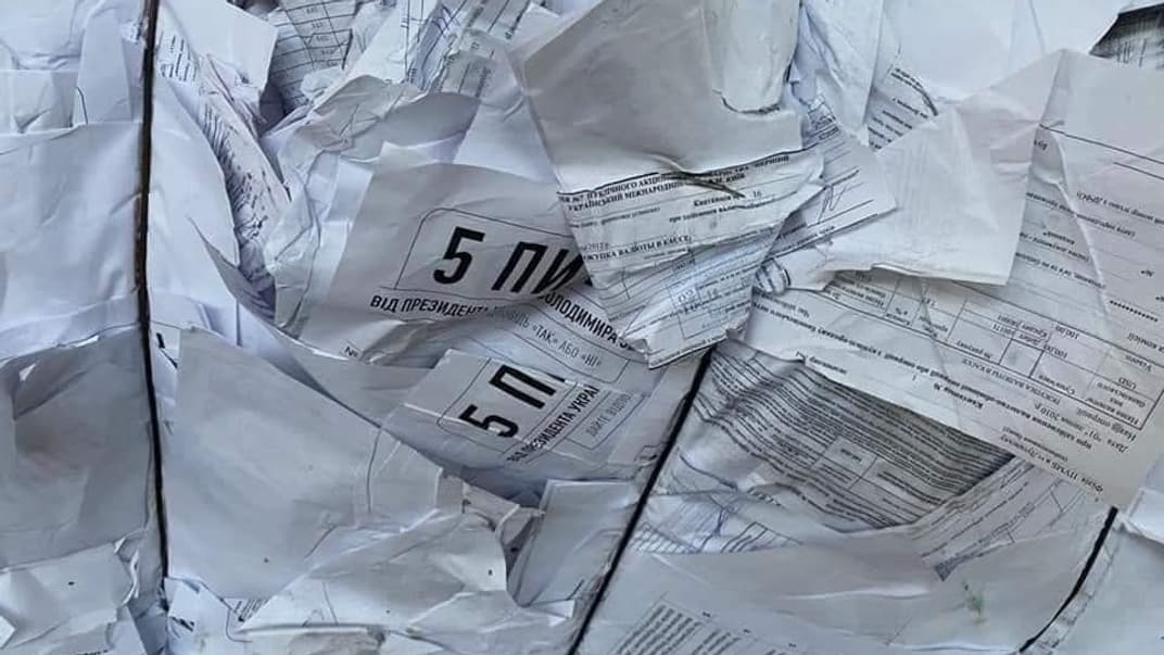 Пачки документов с «5 вопросами» от президента Украины Владимира Зеленского