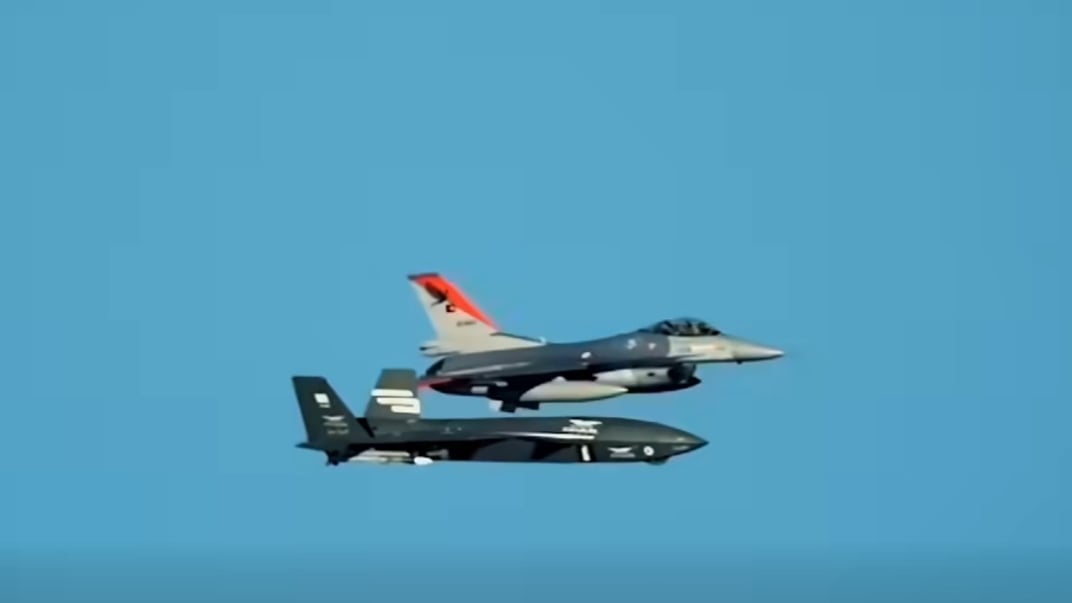 Безпілотник Bayraktar Kızılelma та турецький винищувач F-16