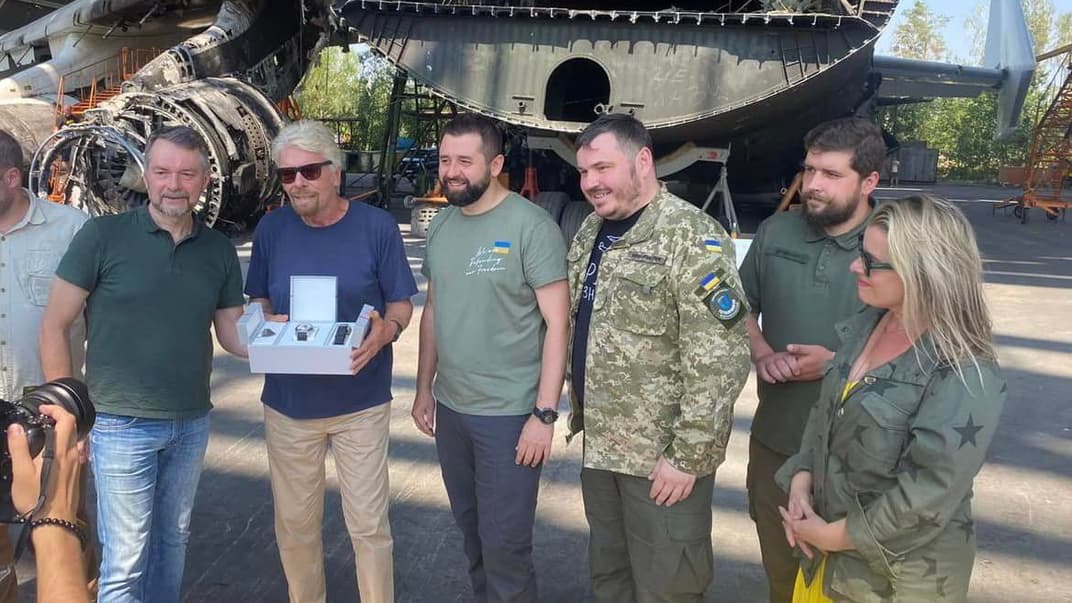 Миллиардер Ричард Бренсон (второй слева) посетил Гостомель в Киевской области