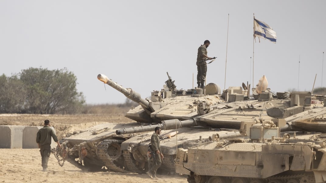 Ізраїльські солдати біля танків у пункті збору поблизу кордону із Сектором Гази, 13 серпня 2025 року на півдні Ізраїлю