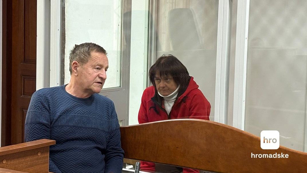 Нападниця на Сергія Стерненка разом зі своїм адвокатом у залі Шевченківського районного суду, 2 травня 2025 року