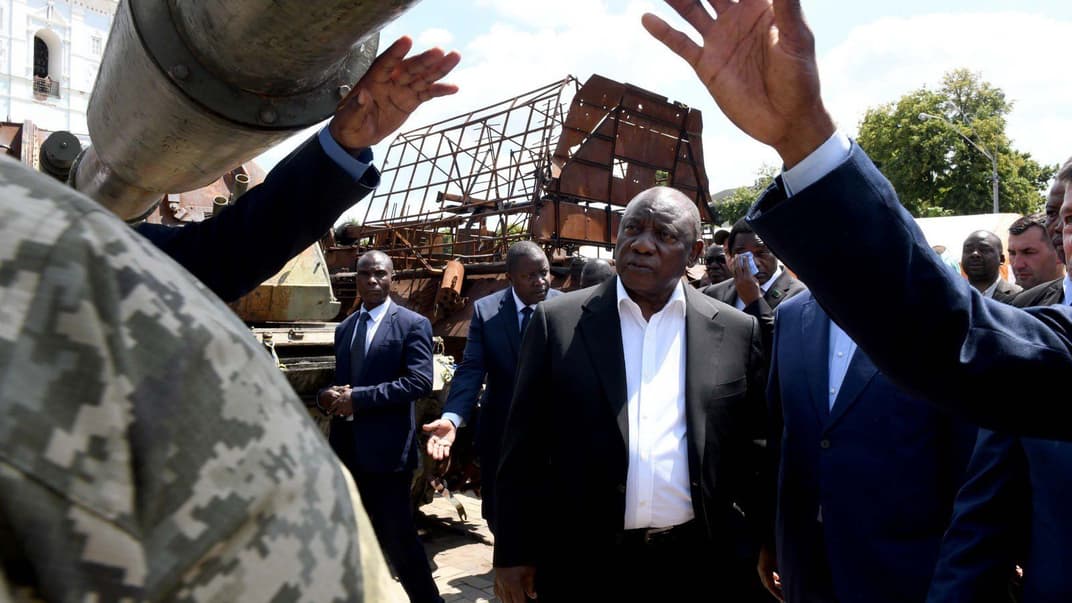 Президент ЮАР Сирил Рамафоса (по центру) во время визита в Киев, 16 июня 2023 года