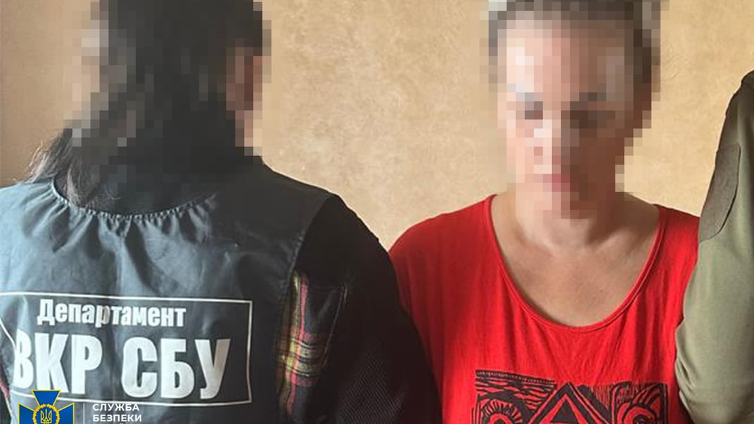 Служба безпеки України затримала жінку, яку підозрюють у співпраці з ФСБ та допомозі росіянам в коригуванні атак на столицю