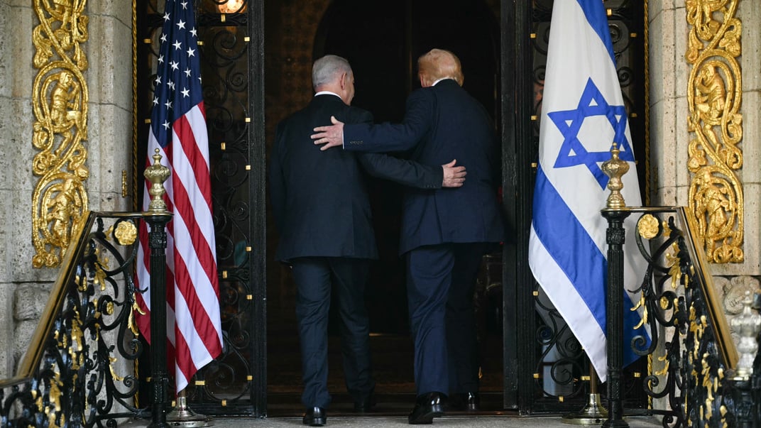 Президент США Дональд Трамп (праворуч) та прем'єр-міністр Ізраїлю Біньямін Нетаньягу (ліворуч) заходять всередину резиденції Трампа Мар-а-Лаго в Палм-Біч, Флорида, 29 грудня 2025 року