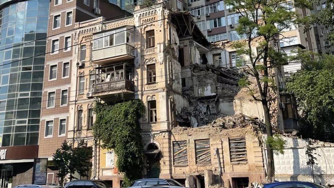 Поврежденный россиянами дом на Жилянской в Киеве