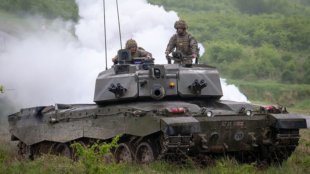 Ілюстративне фото. Британські військові на танку Challenger під час військових навчань у Франції