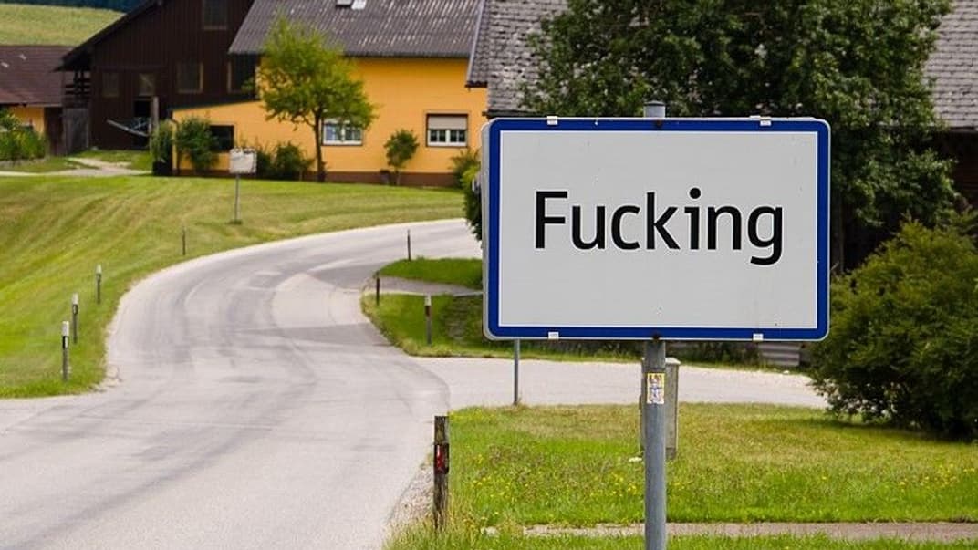 Знак Фукінг при в'їзді до села
