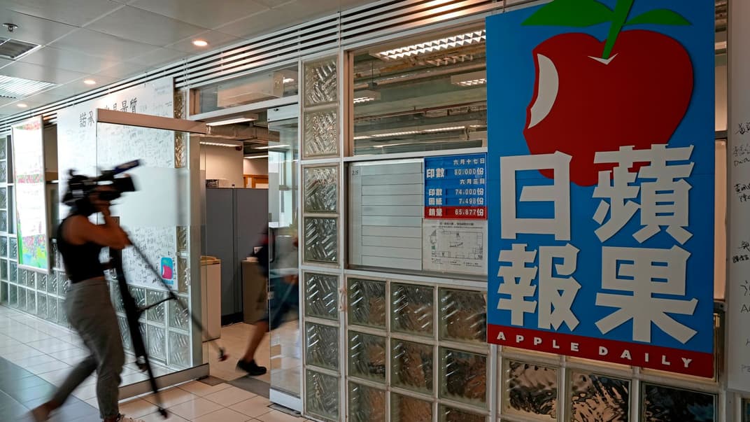 Журналисты заходят в офис Apple Daily после облавы полиции. Гонконг, 17 июня 2021 года