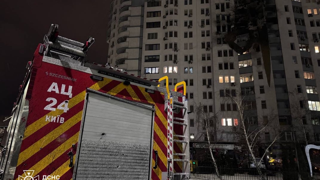 Рятувальники працюють на місці російських ударів у Києві Рятувальники працюють на місці російських ударів у Києві