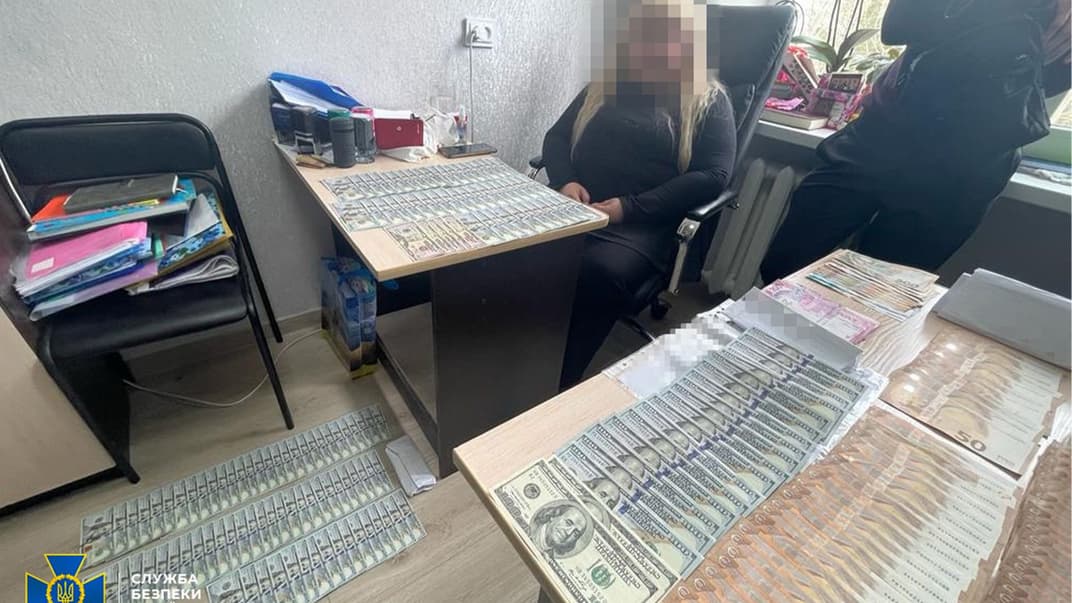 Співробітники СБУ показують хабар, на якому спіймали голову лікарської комісії медустанови і двох його спільників